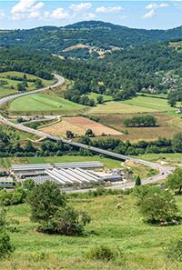 Légende : "La déviation d’Espalion optimise les flux et réduit le trafic en centre-ville tout en révélant une dépendance territoriale au transport routier et aux énergies pétrolières. Une illustration concrète de l’évolution des indicateurs consultables avec TerriSTORY® Occitanie en cohérence avec ces dynamiques paysagères récentes."